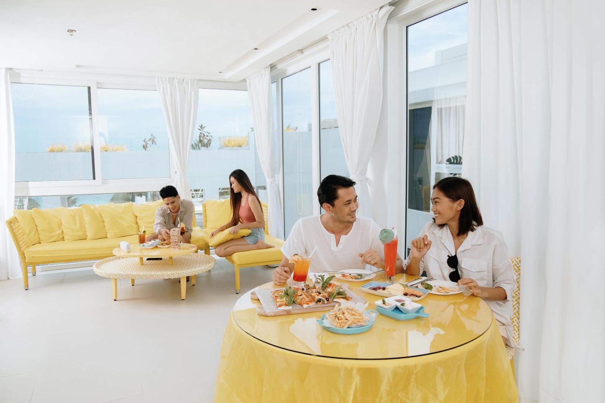 Resort Astoria Current